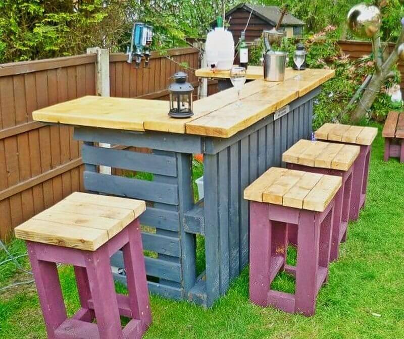 Outdoor Pallet Bar With Stools
