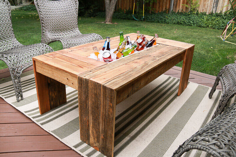 Outdoor Pallet Coffee Table With Drink Cooler