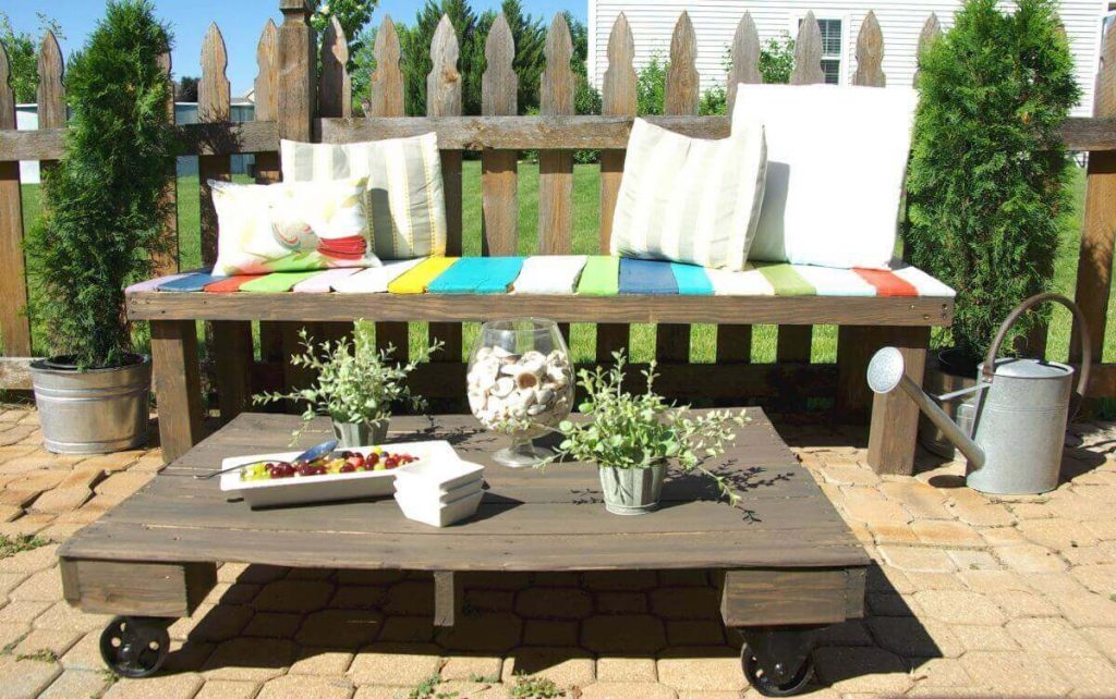 Outdoor Wood Pallets Coffee Table On Wheels