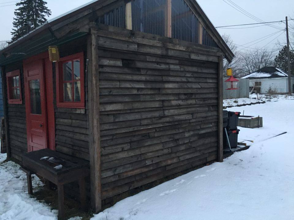 DIY Pallet Cabin