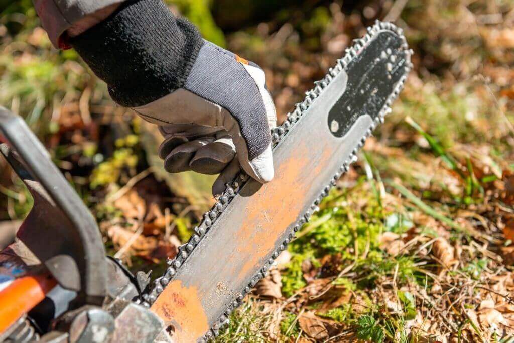 how to tighten chainsaw chain